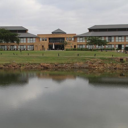 גאבורון Phakalane Golf Estate Hotel Resort מראה חיצוני תמונה