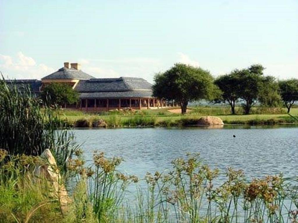 גאבורון Phakalane Golf Estate Hotel Resort מראה חיצוני תמונה