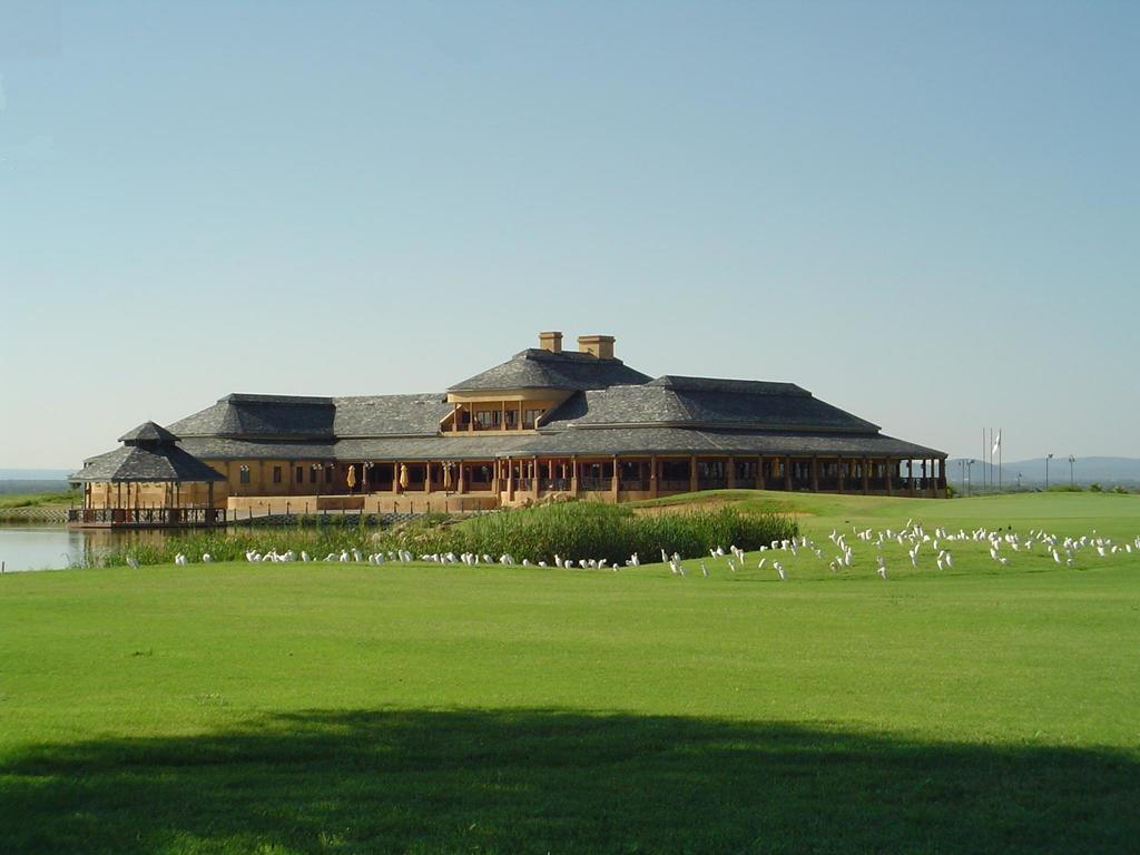 גאבורון Phakalane Golf Estate Hotel Resort מראה חיצוני תמונה