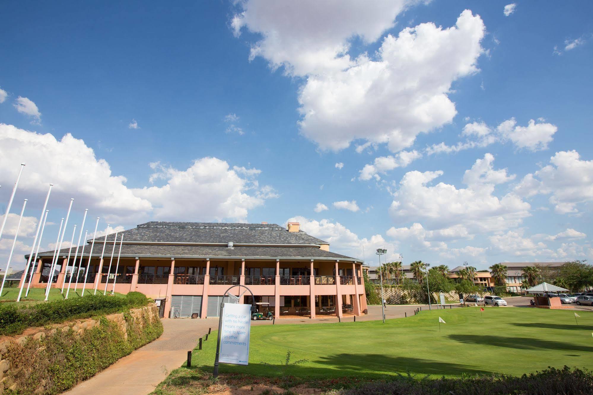 גאבורון Phakalane Golf Estate Hotel Resort מראה חיצוני תמונה