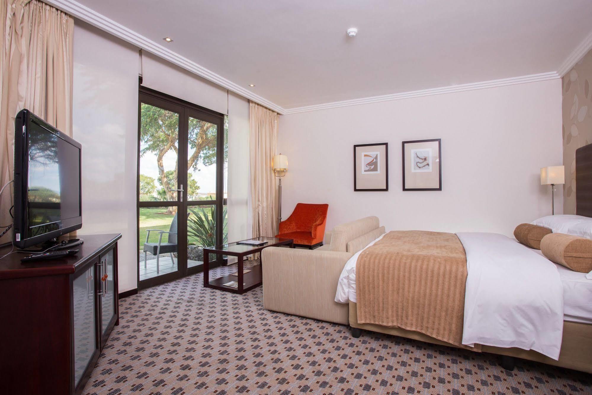 גאבורון Phakalane Golf Estate Hotel Resort מראה חיצוני תמונה